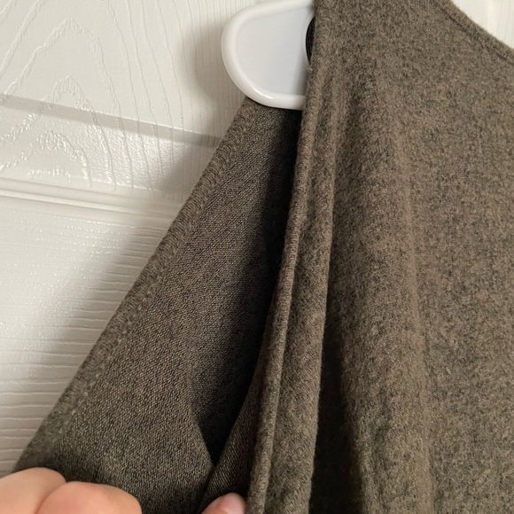 Design Lab Lord & Taylor Green V-Neck Long sleeve Top - Picture 5 of 6